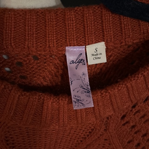 Cute rust color sweater - Picture 7 of 8